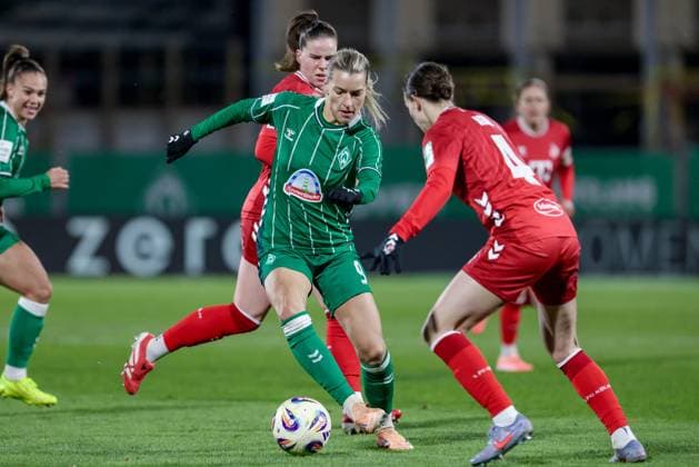 from left Medina Desic SV Werder Bremen, 9 and Sara Agrez 1 FC Köln, 4 in duel, duel, dynamics, action, action, game scene, THE DFB REGULATIONS PROHIBIT ANY USE OF PHOTOGRAPHS AS IMAGE SEQUENCES AND OR QUASI VIDEO , 23 11 2025, Bremen Germany , Football, Google Pixel Womens Bundesliga, SV Werder Bremen 1 FC Köln xobx