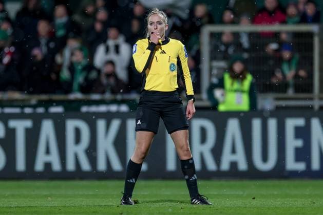 Referee Julia Boike, THE DFB GUIDELINES PROHIBIT ANY USE OF PHOTOGRAPHS AS IMAGE SEQUENCES AND OR QUASI VIDEO DFB REGULATIONS PROHIBIT ANY USE OF PHOTOGRAPHS AS IMAGE SEQUENCES AND OR QUASI VIDEO , 23 11 2025, Bremen Germany , Football, Google Pixel Womens Bundesliga, SV Werder Bremen 1 FC Köln xobx