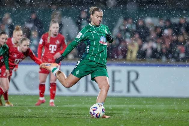 Larissa Mühlhaus SV Werder Bremen, 7 on penalty, penalty kick, match scene, action, action, THE DFB GUIDELINES PROHIBIT ANY USE OF PHOTOGRAPHS AS IMAGE SEQUENCES AND OR QUASI VIDEO DFB REGULATIONS PROHIBIT ANY USE OF PHOTOGRAPHS AS IMAGE SEQUENCES AND OR QUASI VIDEO , 23 11 2025, Bremen Germany , Soccer, Google Pixel Womens Bundesliga, SV Werder Bremen 1 FC Köln xobx