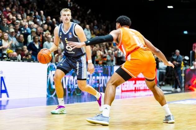 23 11 2025, xomx, Basketball easyCredit BBL Bundesliga, NINERS Chemnitz Alba Berlin v l Sam Griesel Alba Berlin on the ball in a duel with Kostja Mushidi Niners Chemnitz Chemnitz