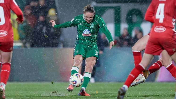 Verena Wieder SV Werder Bremen, 31 on the ball, single image, full body, action, action, match scene, THE DFB GUIDELINES PROHIBIT ANY USE OF PHOTOGRAPHS AS IMAGE SEQUENCES AND OR QUASI VIDEO DFB REGULATIONS PROHIBIT ANY USE OF PHOTOGRAPHS AS IMAGE SEQUENCES AND OR QUASI VIDEO , 23 11 2025, Bremen Germany , Soccer, Google Pixel Womens Bundesliga, SV Werder Bremen 1 FC Köln xobx