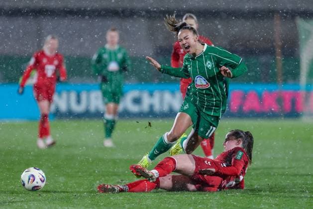 from left Maja Sternad SV Werder Bremen, 11 and Adriana Achcinska 1 FC Köln, 9 in a duel, dynamic, action, action, game scene, THE DFB GUIDELINES PROHIBIT ANY USE OF PHOTOGRAPHS AS IMAGE SEQUENCES AND OR QUASI VIDEO DFB REGULATIONS PROHIBIT ANY USE OF PHOTOGRAPHS AS IMAGE SEQUENCES AND OR QUASI VIDEO , 23 11 2025, Bremen Germany , Football, Google Pixel Women Bundesliga, SV Werder Bremen 1 FC Köln xobx