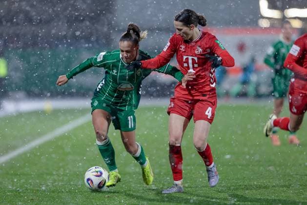 from left Maja Sternad SV Werder Bremen, 11 and Sara Agrez 1 FC Köln, 4 in duel, duel, dynamic, action, action, game scene, THE DFB REGULATIONS PROHIBIT ANY USE OF PHOTOGRAPHS AS IMAGE SEQUENCES AND OR QUASI VIDEO , 23 11 2025, Bremen Germany , Football, Google Pixel Womens Bundesliga, SV Werder Bremen 1 FC Köln xobx