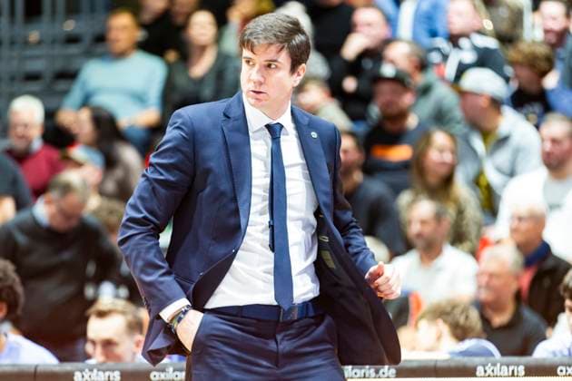 23 11 2025, xomx, Basketball easyCredit BBL Bundesliga, NINERS Chemnitz Alba Berlin v l Pedro Calles Alba Berlin Head Coach Coach Chemnitz