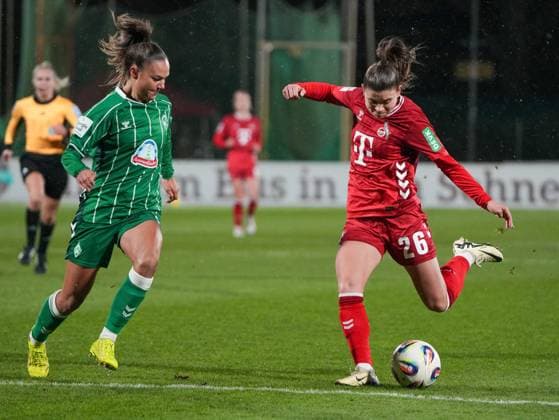 Martyna Wiankowska 1 FC Koeln, 26 on goal Maja Sternad SV Werder Bremen, 11 tries to block SV Werder Bremen vs 1 FC Koeln, Football, Womens Bundesliga, Google Pixel Womens Bundesliga, Matchday 11, Season 2025 2026, 23 11 2025 DFB REGULATES PROHIBIT ANY USE OF PHOTOGRAPHS AS IMAGE SEQUENCES AND OR QUASI VIDEO, SV Werder Bremen vs 1 FC Koeln, Football, Womens Bundesliga, Google Pixel Womens Bundesliga, Matchday 11, Season 2025 2026, 23 11 2025 Bremen Copyright: xEibner-Pressefoto DamianxKruczynx EP_DKI