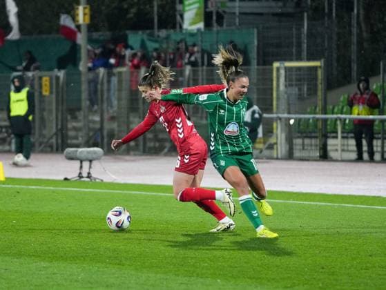 Martyna Wiankowska 1 FC Koeln, 26 captures the ball from Maja Sternad SV Werder Bremen, 11 SV Werder Bremen vs 1 FC Koeln, Football, Womens Bundesliga, Google Pixel Womens Bundesliga, Matchday 11, Season 2025 2026, 23 11 2025 DFB REGULATES PROHIBIT ANY USE OF PHOTOGRAPHS AS IMAGE SEQUENCES AND OR QUASI VIDEO, SV Werder Bremen vs 1 FC Koeln, Football, Womens Bundesliga, Google Pixel Womens Bundesliga, Matchday 11, Season 2025 2026, 23 11 2025 Bremen Copyright: xEibner-Pressefoto DamianxKruczynx EP_DKI