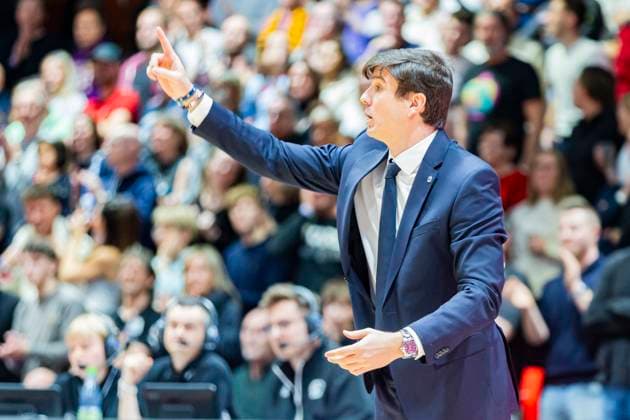 23 11 2025, xomx, Basketball easyCredit BBL Bundesliga, NINERS Chemnitz Alba Berlin v l Pedro Calles Alba Berlin Head Coach Coach Chemnitz