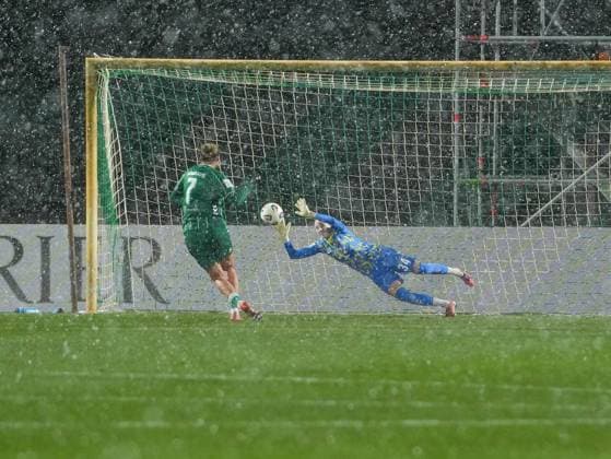 Irina Fuchs 1 FC Koeln, 34 can hold the penalty kick from Larissa Muehlhaus SV Werder Bremen, 07 SV Werder Bremen vs 1 FC Koeln, Football, Womens Bundesliga, Google Pixel Womens Bundesliga, Matchday 11, Season 2025 2026, 23 11 2025 DFB REGULATES PROHIBIT ANY USE OF PHOTOGRAPHS AS IMAGE SEQUENCES AND OR QUASI VIDEO, SV Werder Bremen vs 1 FC Koeln, Football, Womens Bundesliga, Google Pixel Womens Bundesliga, Matchday 11, Season 2025 2026, 23 11 2025 Bremen Copyright: xEibner-Pressefoto DamianxKruczynx EP_DKI