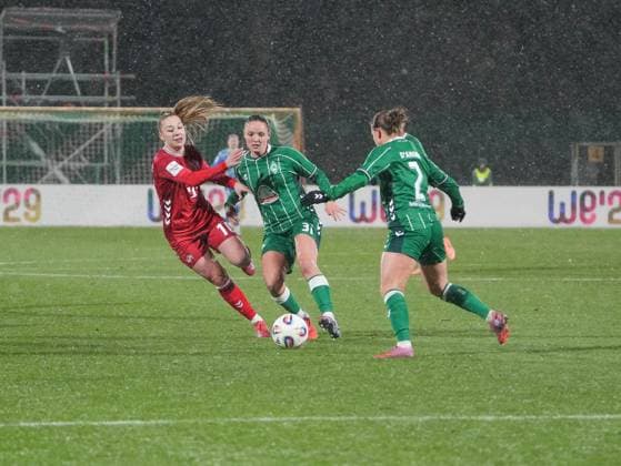 Weronika Zawistowska 1 FC Koeln, 10 in duel against Verena Wieder SV Werder Bremen, 31 SV Werder Bremen vs 1 FC Koeln, Football, Womens Bundesliga, Google Pixel Womens Bundesliga, Matchday 11, Season 2025 2026, 23 11 2025 DFB REGULATES PROHIBIT ANY USE OF PHOTOGRAPHS AS IMAGE SEQUENCES AND OR QUASI VIDEO, SV Werder Bremen vs 1 FC Koeln, Football, Womens Bundesliga, Google Pixel Womens Bundesliga, Matchday 11, Season 2025 2026, 23 11 2025 Bremen Copyright: xEibner-Pressefoto DamianxKruczynx EP_DKI