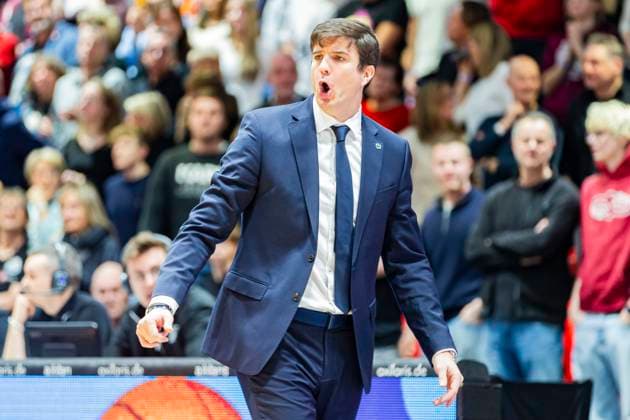 23 11 2025, xomx, Basketball easyCredit BBL Bundesliga, NINERS Chemnitz Alba Berlin v l Pedro Calles Alba Berlin Head Coach Coach Chemnitz