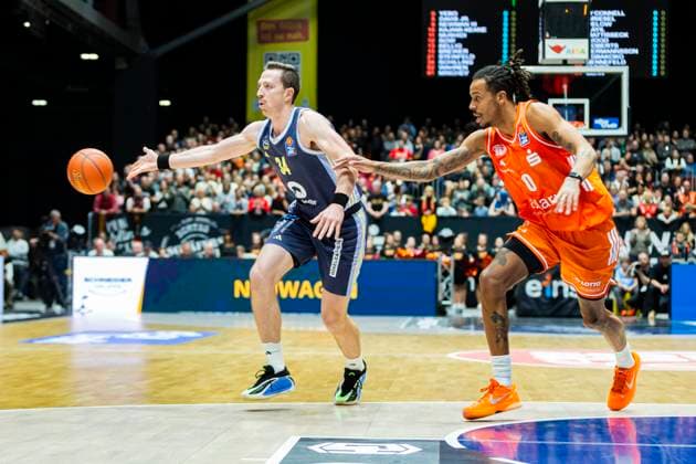 23 11 2025, xomx, Basketball easyCredit BBL Bundesliga, NINERS Chemnitz Alba Berlin v l Justin Bean Alba Berlin on the ball in a duel with Kevin Yebo Niners Chemnitz Chemnitz