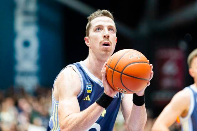 23 11 2025, xomx, Basketball easyCredit BBL Bundesliga, NINERS Chemnitz Alba Berlin v l Justin Bean Alba Berlin on the ball Portrait, Portraet, Chemnitz