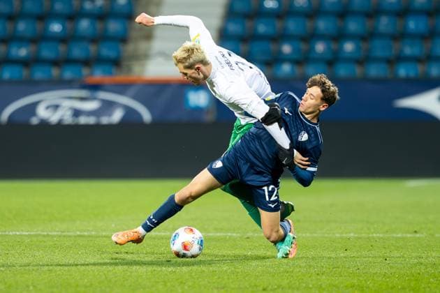 23 11 2025, xkwix, Football, Regionalliga West, VfL Bochum 1848 U21 FC Gütersloh, Vonovia Ruhrstadion Luis Frieling FC Gütersloh 21 in duel against Niklas Jahn VfL Bochum U21 12 NRW Germany