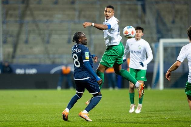 23 11 2025, xkwix, Football, Regionalliga West, VfL Bochum 1848 U21 FC Gütersloh, Vonovia Ruhrstadion David Winke FC Gütersloh 17 in duel against Owono Damell Keumo VfL Bochum U21 8 NRW Germany