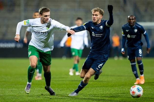 23 11 2025, xkwix, Soccer, Regionalliga West, VfL Bochum 1848 U21 FC Gütersloh, Vonovia Ruhrstadion Jan Lukas Liehr FC Gütersloh 7 in duel against Lars Holtkamp VfL Bochum U21 6 NRW Germany
