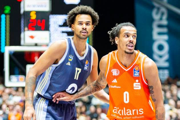 23 11 2025, xomx, Basketball easyCredit BBL Bundesliga, NINERS Chemnitz Alba Berlin v l Kevin Yebo Niners Chemnitz and Norris Agbakoko Alba Berlin Chemnitz