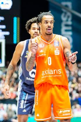 23 11 2025, xomx, Basketball easyCredit BBL Bundesliga, NINERS Chemnitz Alba Berlin v l Kevin Yebo Niners Chemnitz and Norris Agbakoko Alba Berlin Chemnitz