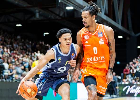 23 11 2025, xomx, Basketball easyCredit BBL Bundesliga, NINERS Chemnitz Alba Berlin v l Jack Kayil Alba Berlin on the ball in a duel with Kevin Yebo Niners Chemnitz Chemnitz