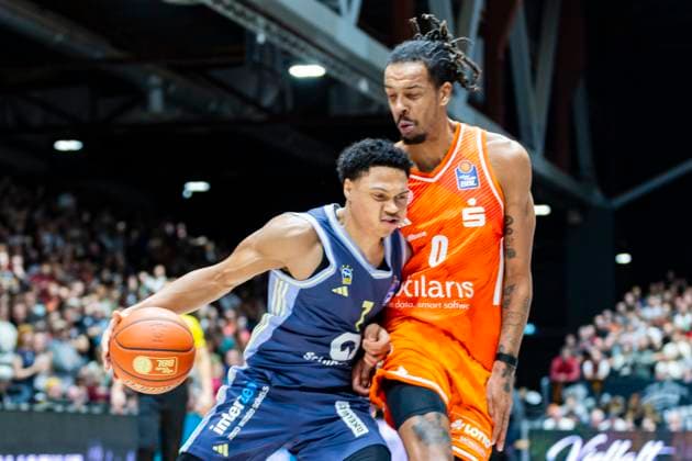 23 11 2025, xomx, Basketball easyCredit BBL Bundesliga, NINERS Chemnitz Alba Berlin v l Jack Kayil Alba Berlin on the ball in a duel with Kevin Yebo Niners Chemnitz Chemnitz