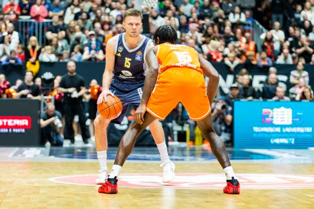 23 11 2025, xomx, Basketball easyCredit BBL Bundesliga, NINERS Chemnitz Alba Berlin v l Martin Hermannsson Alba Berlin on the ball in a duel with Tyron Brewer Niners Chemnitz Chemnitz