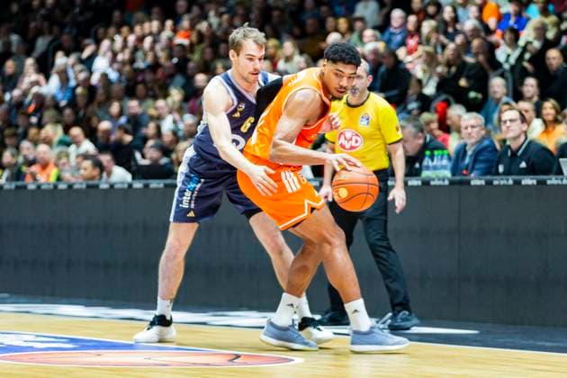 23 11 2025, xomx, Basketball easyCredit BBL Bundesliga, NINERS Chemnitz Alba Berlin v l Malte Delow Alba Berlin and Kostja Mushidi Niners Chemnitz in a duel on the ball Chemnitz
