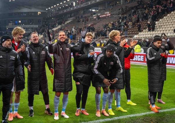 Soccer, Men, Season 2025 2026, 1 Bundesliga 11 Matchday , FC St Pauli 1 FC Union Berlin, f l Co Coach Sebastian Bönig 1 FC Union Berlin , Tom Rothe 1 FC Union Berlin , Physiotherapist Silvio Thieme, Christopher Trimmel 1 FC Union Berlin , Aljoscha Kemlein 1 FC Union Berlin , Ilyas Ansah 1 FC Union Berlin , Leopold Querfeld 1 FC Union Berlin , Livan Burcu 1 FC Union Berlin , Cheering after the final whistle, 23 11 2025, Copyright: xMatthiasxKochx