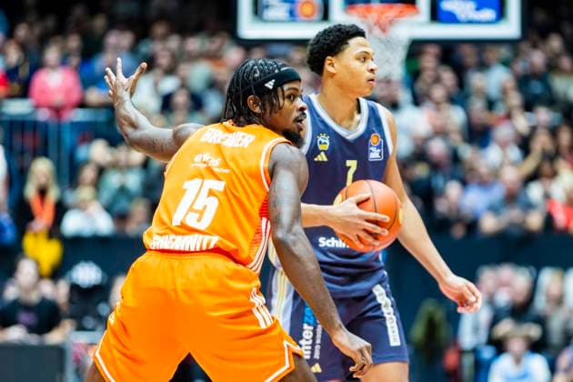 23 11 2025, xomx, Basketball easyCredit BBL Bundesliga, NINERS Chemnitz Alba Berlin v l Jack Kayil Alba Berlin and Tyron Brewer Niners Chemnitz in a duel on the ball Chemnitz