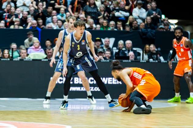23 11 2025, xomx, Basketball easyCredit BBL Bundesliga, NINERS Chemnitz Alba Berlin v l Kaza Keane Niners Chemnitz and Alex O Connell Alba Berlin in a duel on the ball Chemnitz