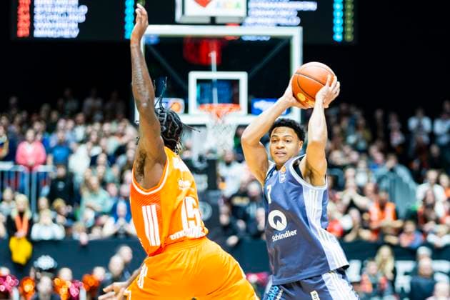 23 11 2025, xomx, Basketball easyCredit BBL Bundesliga, NINERS Chemnitz Alba Berlin v l Tyron Brewer Niners Chemnitz and Jack Kayil Alba Berlin in a duel on the ball Chemnitz