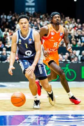 23 11 2025, xomx, Basketball easyCredit BBL Bundesliga, NINERS Chemnitz Alba Berlin v l Tyron Brewer Niners Chemnitz and Jack Kayil Alba Berlin in a duel on the ball Chemnitz