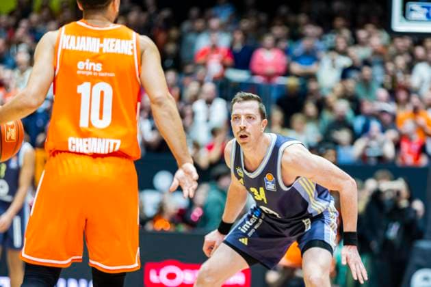 23 11 2025, xomx, Basketball easyCredit BBL Bundesliga, NINERS Chemnitz Alba Berlin v l Justin Bean Alba Berlin waits for Kaza Keane Niners Chemnitz Chemnitz