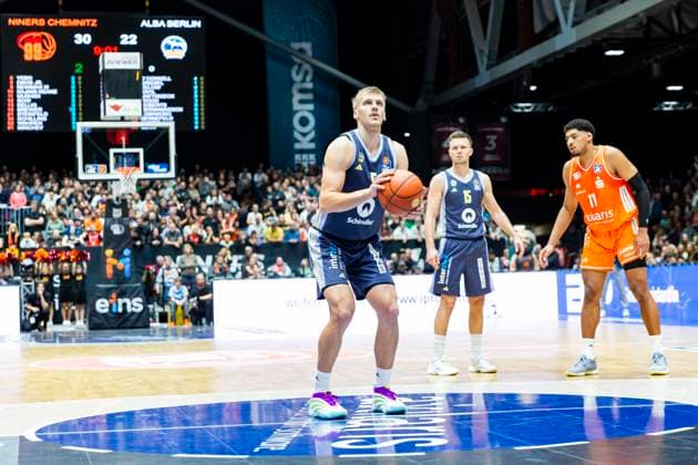 23 11 2025, xomx, Basketball easyCredit BBL Bundesliga, NINERS Chemnitz Alba Berlin v l Sam Griesel Alba Berlin on the ball free throw Chemnitz
