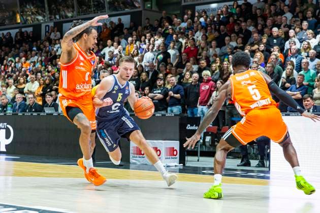23 11 2025, xomx, Basketball easyCredit BBL Bundesliga, NINERS Chemnitz Alba Berlin v l Kevin Yebo Niners Chemnitz and Martin Hermannsson Alba Berlin in a duel on the ball Chemnitz