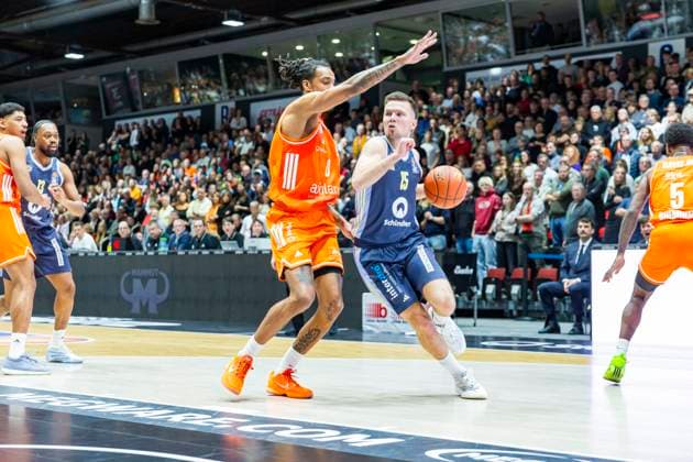 23 11 2025, xomx, Basketball easyCredit BBL Bundesliga, NINERS Chemnitz Alba Berlin v l Kevin Yebo Niners Chemnitz and Martin Hermannsson Alba Berlin in a duel on the ball Chemnitz