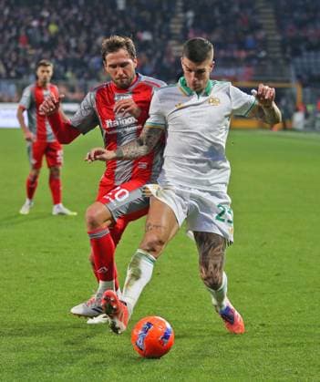 23.11.2025 Cremonese vs Roma (Serie A) Calcio; 12Â° Giornata& xD;Nella foto: Gianluca Mancini clontrastato da Franco Vasquez& xD;(Foto Gino Mancini)  Copyright: xGinoxMancini IPAxSportx xipa-agency.netx xx IPA_68302801 IPA_Agency_IPA68302801