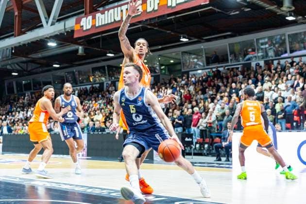 23 11 2025, xomx, Basketball easyCredit BBL Bundesliga, NINERS Chemnitz Alba Berlin v l Kevin Yebo Niners Chemnitz and Martin Hermannsson Alba Berlin in a duel on the ball Chemnitz