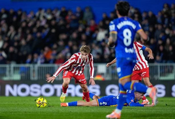 November 23, 2025, Getafe, Madrid, Spain: Pablo Barrios of Atletico de Madrid in action during the Spanish League, LaLiga EA Sports, football match played between Getafe CF and Atletico de Madrid at Coliseum de Getafe stadium on November 23, 2025, in Getafe, Spain. Getafe Spain - ZUMAa181 20251123_zaa_a181_225 Copyright: xDennisxAgyemanx