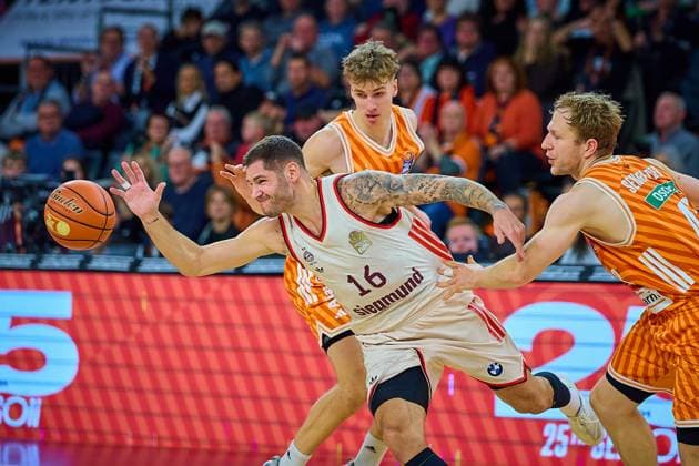 Tobias Jensen ratiopharm ulm, 07 , Stefan Jovic FC Bayern, 16 , Christian Sengfelder ratiopharm ulm, 43 GER, ratiopharm ulm vs FC Bayern, Basketball, Matchday 8, EasyCredit Bundesliga, Season 2025 2026, 23 11 2025 GER, ratiopharm ulm vs FC Bayern, Basketball, Matchday 8, EasyCredit Bundesliga, Season 2025 2026, 23 11 2025 New Ulm Copyright: xEibner-Pressefoto GeraldxOelze-dexStoppanyx EP_ODS