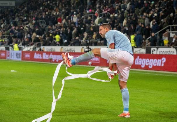 Soccer, Men, Season 2025 2026, 1 Bundesliga 11 Matchday , FC St Pauli 1 FC Union Berlin, Rani Khedira 1 FC Union Berlin after final whistle with paper roll, 23 11 2025, Copyright: xMatthiasxKochx