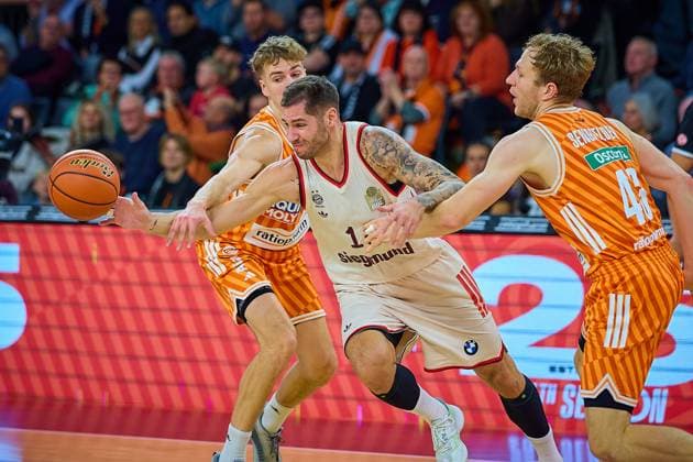 Tobias Jensen ratiopharm ulm, 07 , Stefan Jovic FC Bayern, 16 , Christian Sengfelder ratiopharm ulm, 43 GER, ratiopharm ulm vs FC Bayern, Basketball, Matchday 8, EasyCredit Bundesliga, Season 2025 2026, 23 11 2025 GER, ratiopharm ulm vs FC Bayern, Basketball, Matchday 8, EasyCredit Bundesliga, Season 2025 2026, 23 11 2025 New Ulm Copyright: xEibner-Pressefoto GeraldxOelze-dexStoppanyx EP_ODS
