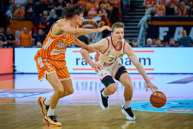 duel, duel between Alec Anigbata ratiopharm ulm, 21 and Justus Hollatz FC Bayern, 21 GER, ratiopharm ulm vs FC Bayern, Basketball, Matchday 8, EasyCredit Bundesliga, Season 2025 2026, 23 11 2025 GER, ratiopharm ulm vs FC Bayern, Basketball, Matchday 8, EasyCredit Bundesliga, Season 2025 2026, 23 11 2025 New Ulm Copyright: xEibner-Pressefoto GeraldxOelze-dexStoppanyx EP_ODS