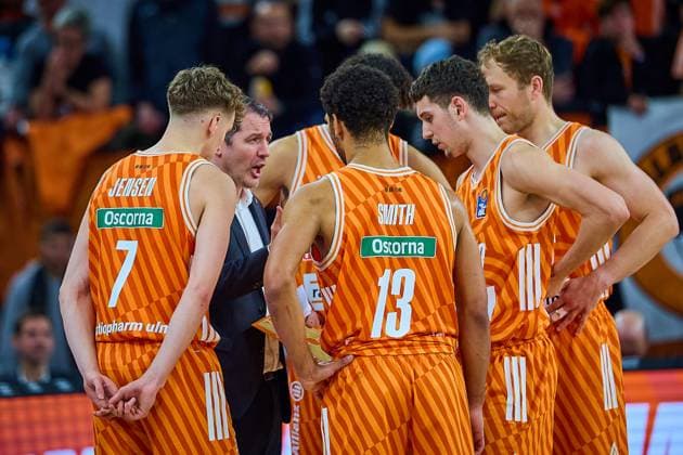 Player circle ratiopharm ulm around Ty Harrelson ratiopharm ulm, Head Coach GER, ratiopharm ulm vs FC Bayern, Basketball, Matchday 8, EasyCredit Bundesliga, Season 2025 2026, 23 11 2025 GER, ratiopharm ulm vs FC Bayern, Basketball, Matchday 8, EasyCredit Bundesliga, Season 2025 2026, 23 11 2025 New Ulm Copyright: xEibner-Pressefoto GeraldxOelze-dexStoppanyx EP_ODS
