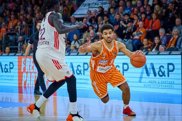 duel, duel between Isiaha Mike FC Bayern, 22 and Mark Smith ratiopharm ulm, 13 GER, ratiopharm ulm vs FC Bayern, Basketball, Matchday 8, EasyCredit Bundesliga, Season 2025 2026, 23 11 2025 GER, ratiopharm ulm vs FC Bayern, Basketball, Matchday 8, EasyCredit Bundesliga, Season 2025 2026, 23 11 2025 New Ulm Copyright: xEibner-Pressefoto GeraldxOelze-dexStoppanyx EP_ODS