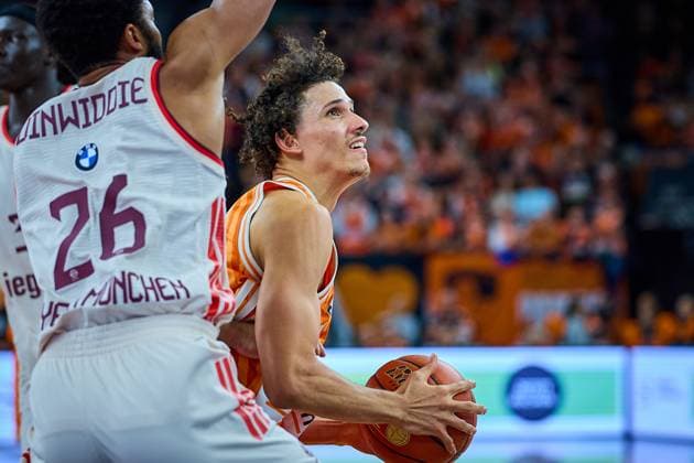 Alec Anigbata ratiopharm ulm, 21 sets to throw against Spencer Dinwiddie FC Bayern, 26 on GER, ratiopharm ulm vs FC Bayern, Basketball, Matchday 8, EasyCredit Bundesliga, Season 2025 2026, 23 11 2025 GER, ratiopharm ulm vs FC Bayern, Basketball, Matchday 8, EasyCredit Bundesliga, Season 2025 2026, 23 11 2025 New Ulm Copyright: xEibner-Pressefoto GeraldxOelze-dexStoppanyx EP_ODS
