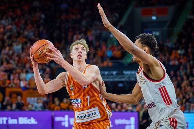 Tobias Jensen ratiopharm ulm, 07 and Oscar da Silva FC Bayern, 01 GER, ratiopharm ulm vs FC Bayern, Basketball, Matchday 8, EasyCredit Bundesliga, Season 2025 2026, 23 11 2025 GER, ratiopharm ulm vs FC Bayern, Basketball, Matchday 8, EasyCredit Bundesliga, Season 2025 2026, 23 11 2025 New Ulm Copyright: xEibner-Pressefoto GeraldxOelze-dexStoppanyx EP_ODS