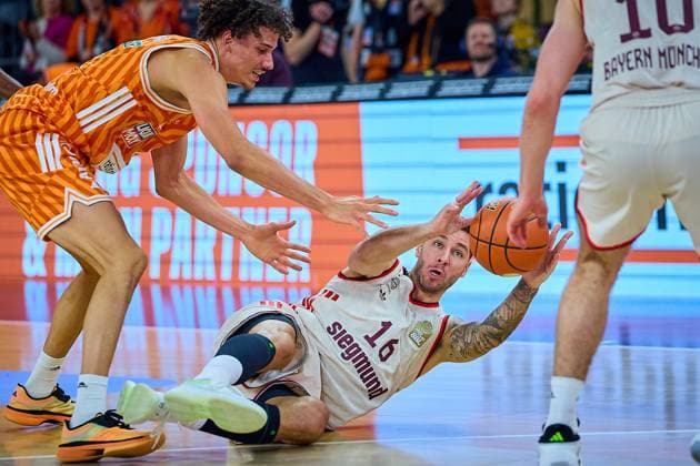 Stefan Jovic FC Bayern, 16 spectacularly secures the ball GER, ratiopharm ulm vs FC Bayern, Basketball, Matchday 8, EasyCredit Bundesliga, Season 2025 2026, 23 11 2025 GER, ratiopharm ulm vs FC Bayern, Basketball, Matchday 8, EasyCredit Bundesliga, Season 2025 2026, 23 11 2025 Neu Ulm Copyright: xEibner-Pressefoto GeraldxOelze-dexStoppanyx EP_ODS