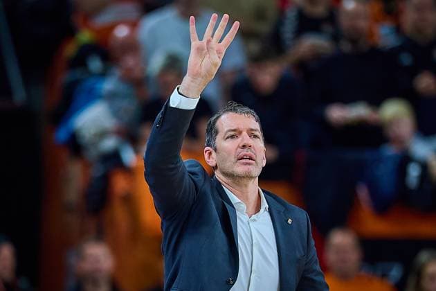 Ty Harrelson ratiopharm ulm, Head Coach indicates, gestures GER, ratiopharm ulm vs FC Bayern, Basketball, Matchday 8, EasyCredit Bundesliga, Season 2025 2026, 23 11 2025 GER, ratiopharm ulm vs FC Bayern, Basketball, Matchday 8, EasyCredit Bundesliga, Season 2025 2026, 23 11 2025 New Ulm Copyright: xEibner-Pressefoto GeraldxOelze-dexStoppanyx EP_ODS