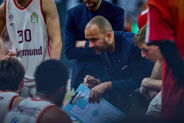 T J Parker FC Bayern, Assistant Coach in timeout GER, ratiopharm ulm vs FC Bayern, Basketball, Matchday 8, EasyCredit Bundesliga, Season 2025 2026, 23 11 2025 GER, ratiopharm ulm vs FC Bayern, Basketball, Matchday 8, EasyCredit Bundesliga, Season 2025 2026, 23 11 2025 Neu Ulm Copyright: xEibner-Pressefoto GeraldxOelze-dexStoppanyx EP_ODS