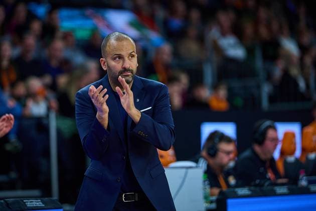 T J Parker FC Bayern, Assistant Coach applauds, claps GER, ratiopharm ulm vs FC Bayern, Basketball, Matchday 8, EasyCredit Bundesliga, Season 2025 2026, 23 11 2025 GER, ratiopharm ulm vs FC Bayern, Basketball, Matchday 8, EasyCredit Bundesliga, Season 2025 2026, 23 11 2025 New Ulm Copyright: xEibner-Pressefoto GeraldxOelze-dexStoppanyx EP_ODS