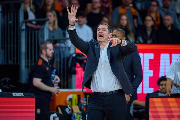 Ty Harrelson ratiopharm ulm, Head Coach gestures, indicates GER, ratiopharm ulm vs FC Bayern, Basketball, Matchday 8, EasyCredit Bundesliga, Season 2025 2026, 23 11 2025 GER, ratiopharm ulm vs FC Bayern, Basketball, Matchday 8, EasyCredit Bundesliga, Season 2025 2026, 23 11 2025 New Ulm Copyright: xEibner-Pressefoto GeraldxOelze-dexStoppanyx EP_ODS